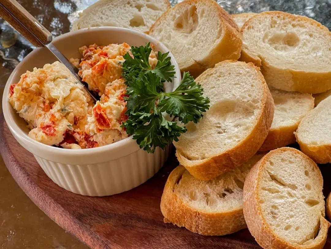 Sun-dried tomato and blue cheese aioli served with baguette