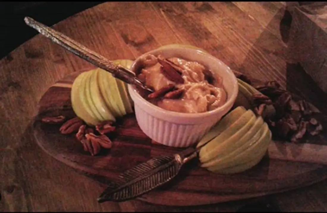 Tahinomelo with tahini, honey, apple wedges and walnuts